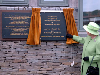 Y Frenhines yn agor y fynedfa