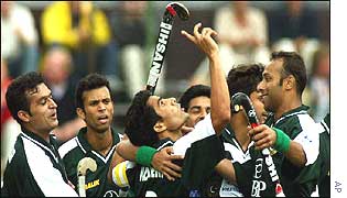 کپتان ندیم احمد فتح کے بعد آسمان کی جانب اشارہ کر رہے ہیں