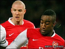 جورو (راست) و ساندروس 