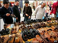 Deri ayakkabıları inceleyen Çinliler