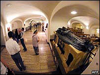 Turistas e peregrinos visitam a cripta do Vaticano