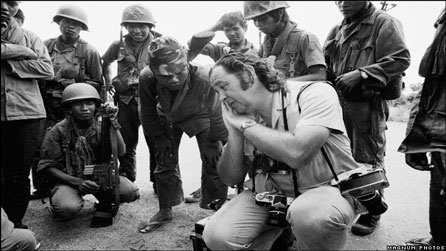 Phillip Jones Griffiths yn Vietnam (llun Magnum Photos gan John Giannini)