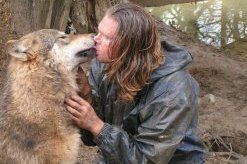 Shaun Ellis with a timber (Grey) wolf (c) Wolk Pack Management -2005