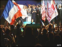 Nicolas Sarkozy festeja vitória na Praça da Concórdia, em Paris