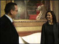 Emre Bal Caroline Flint'le görüşürken