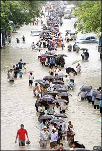 Grande parte da cidade de Mumbai foi paralisada pela enchente