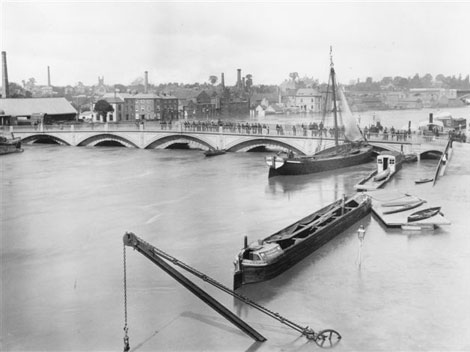 Worcester Bridge in 1886, water up to arches