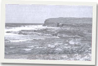 Creigiau ar yr arfordir yn Swydd Donegal