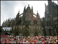 Torcedores ingleses e suecos na escadaria da Catedral de Colônia