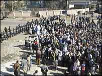 ماموران ضد شورش در برابر مرکز رای گيری