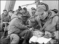 نظاميان آرژانتين پس از چند ساعت مقابله با مقاومت ساکنان فالکلند اين جزاير را تصرف کردند