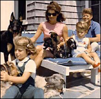 John Kennedy, Jacqueline Kennedy e os dois filhos