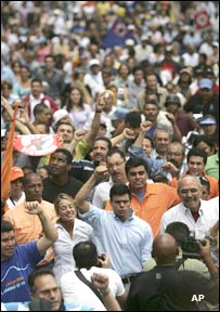 O prefeito de Chacao, Leopoldo López, lidera protesto contra a decisão