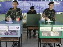 نظامیان تایلندی هنگام دادن رای