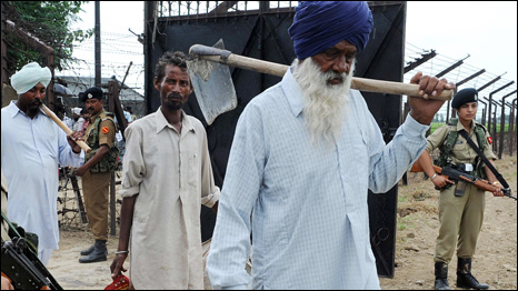 Campesinos pasan la frontera la frontera indo-paquistaní (Foto: AFP/Getty)