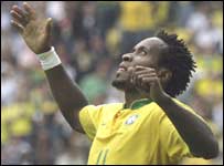 O meia brasileiro Zé Roberto foi escolhido pela Fifa como o melhor em campo na vitória do Brasil sobre Gana por 3 a 0.
