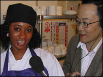 Cô phụ bếp người Brazil Asola và phóng viên Quốc Vinh