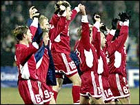 Letões comemoram vitória sobre a Turquia