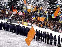 Juščenkovi stoupenci a policisté v okolí ukrajinského parlamentu