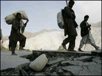 पलायन करते लोग