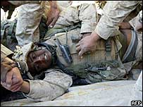 Soldado americano é socorrido