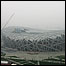 O Estádio Olímpico de Pequim, envolto em uma nuvem de poluição