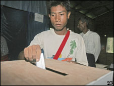 Đi bỏ phiếu về tân hiến pháp