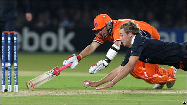 England's Stuart Broad and Holland's Elgar Schiferli