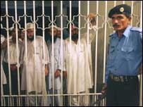 سپورٹس سٹیڈیم کے باہر منتظرطلباءکے رشتے دار