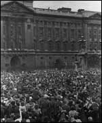 VE Day crowds
