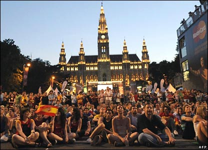 Cổ động viên Italy và Tây Ban Nha