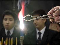 两学生观看科学实验