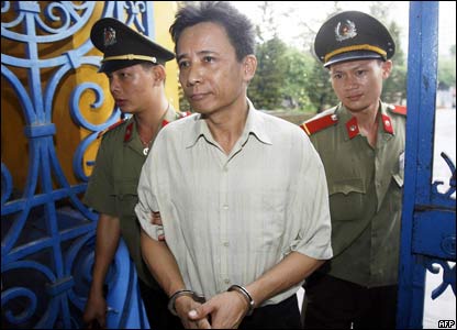 Le Nguyen Sang being escorted into the courtroom.