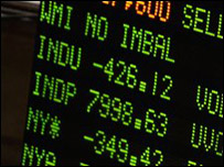 Dow Jones sanayi endeksinin 8,000 puanın altına indiğini gösteren bir resim