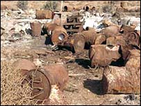  Các thanh tra chứng kiến rất nhiều rác thải công nghiệp bị rỉ, mục và bỏ hoang