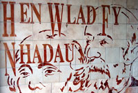 'Hen Wlad Fy Nhadau' ar wal ym Mhontypridd