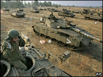تانک های اسرائیلی برای حرکت به سوی نوار غزه آماده می شوند