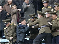 پليس برای آرام کردن تماشاگران خشمگين وارد عمل شد