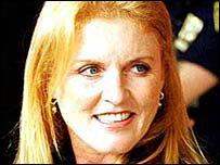 Sarah Ferguson aparece apenas de sapatos e com um colar