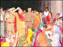 प्रदर्शन करते लोग