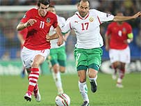 Gareth Bale yn brwydro am y bêl gyda Martin Petrov