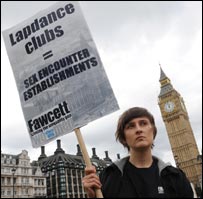 呼吁政府将脱衣舞厅列入色情范畴之内