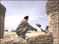 بازگشته ها در حال اعمار سرپناه