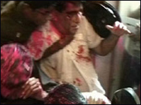 Minister Silva being escorted after the incident (photo Elmo Fernando)