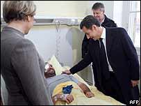 Yaralı polisleri ziyaret eden Sarkozy