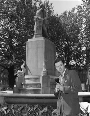 BBC Türkçe yapımcısı Özcan Ergüder, Leicester meydanındaki bulunan çok sayıda tiyatroya ilişkin izlenimler kaydediyor. İki Şehir programının o ayki bölümü Londra'nın Batısı ve İstanbul'un Avrupa yakasını buluşturuyordu. 14/06/1956 © BBC