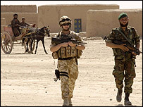 سربازان افغان و بريتانيايی در جنوب افغانستان