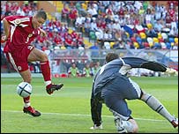 Maris Verkapovskis před Petrem Čechem