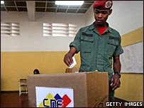 Soldado vota em referendo na Venezuela