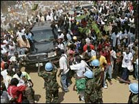 حاميان ژورژ وه آ، نامزد انتخابات، اتومبيل او را در مونروويا حلقه کرده اند